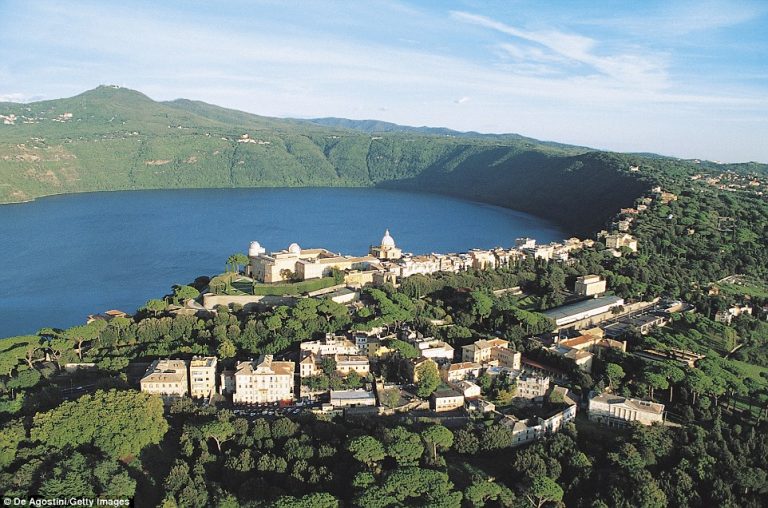 Đức Phanxicô dứt khoát không dùng biệt thự mùa hè Castel Gandolfo