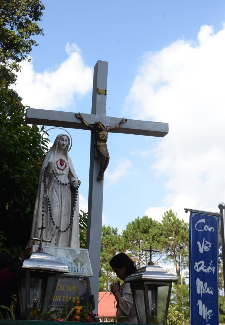 Tượng Đức Mẹ Fatima tại Măng Đen