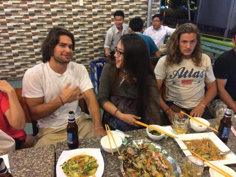 KHI TA GIÚP NGƯỜI VÀ … NHÃN TIỀN