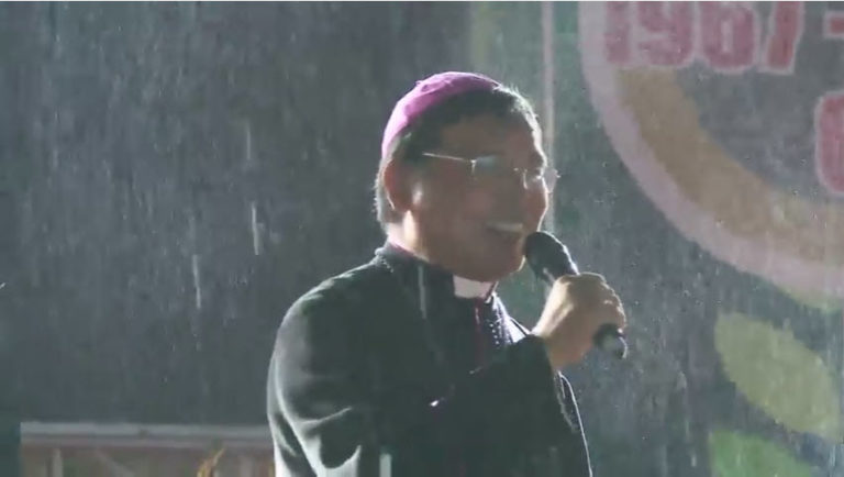 “CHÀNG MŨ ĐỎ” HÁT TRONG MƯA