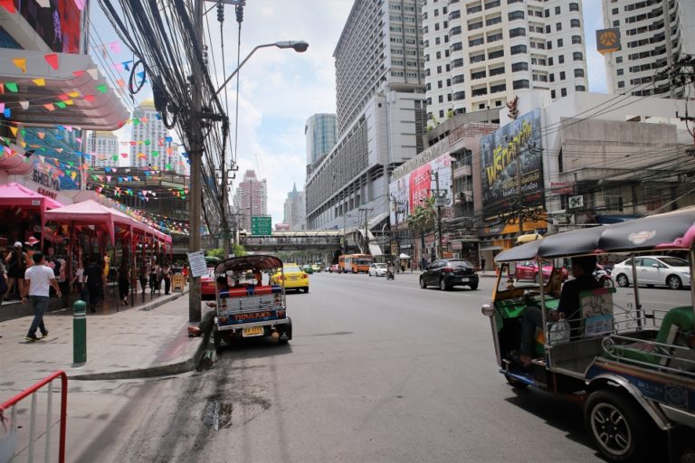 Chợ trời Bangkok: Thiên đường mua sắm và ẩm thực Chatuchak