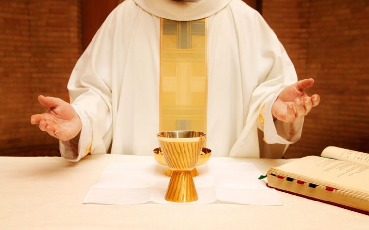 Những lời nguyện của linh mục trong thánh lễ mà bạn không thể nghe thấy
