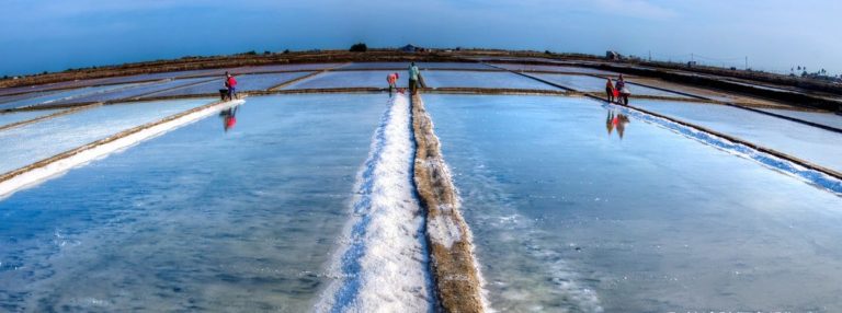 Hoàng hôn quyến rũ trên cánh đồng muối đẹp nhất thế giới