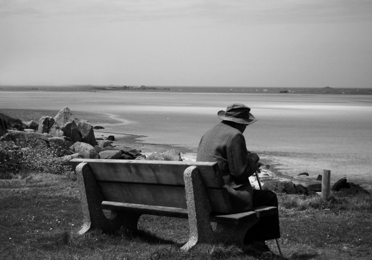 Cô đơn, nỗi ám ảnh tuổi xế chiều