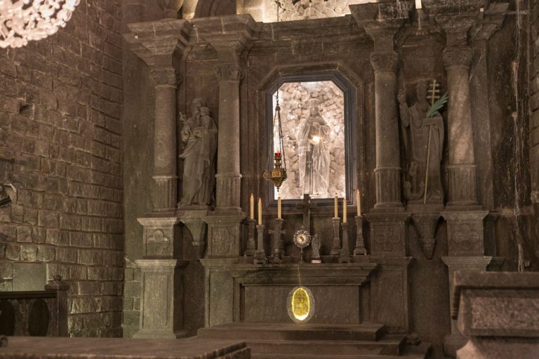 Nhà nguyện Thánh Kinga ở Wieliczka, Ba lan nhà thờ lớn nhất thế giới được xây dựng dưới lòng đất !