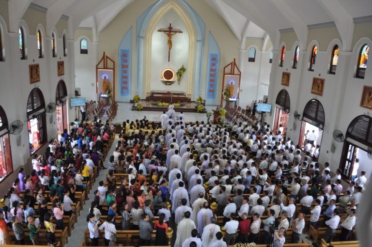 Những điều bạn không nên làm khi vào Thánh lễ