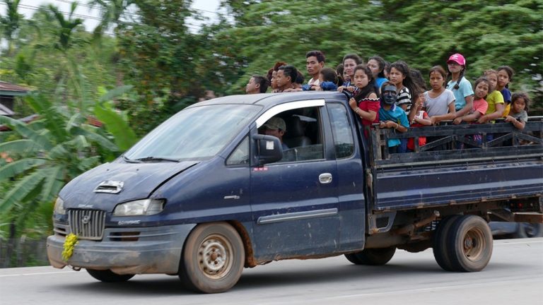 Giao thông kỳ lạ ở Lào