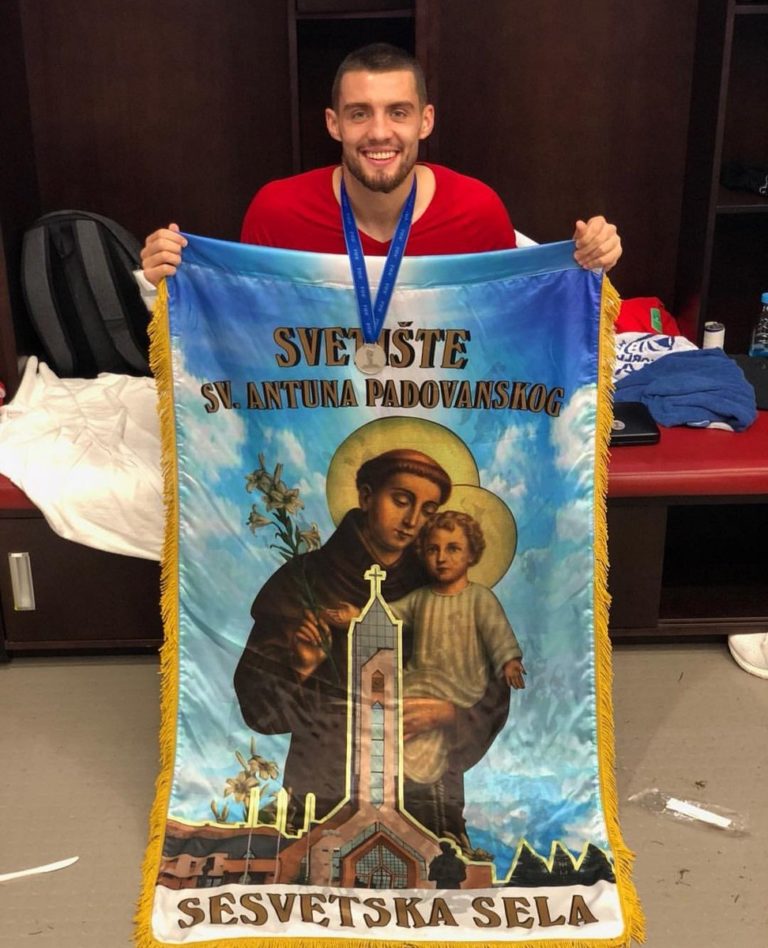 Lá cờ thánh Antôn của tiền vệ Kovacic