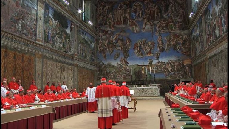 Những vị trí then chốt: Thị tùng viên và Hồng y Niên trưởng