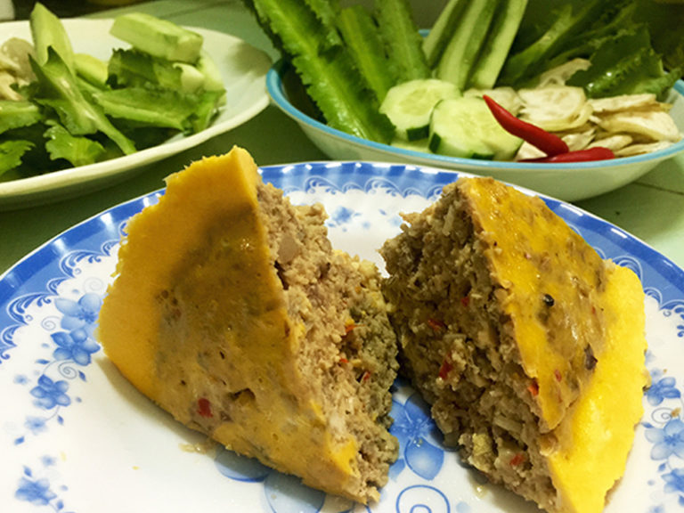 Ngon cơm với mắm chưng thịt trứng Nam bộ