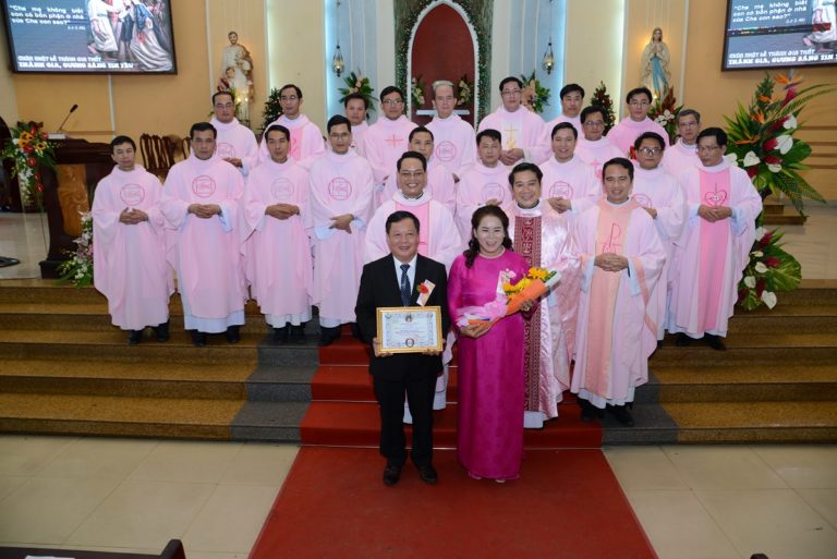 MỪNG LỄ THÁNH GIA TẠI GIÁO XỨ TÂN MAI : THÁNH HÓA ĐAU KHỔ