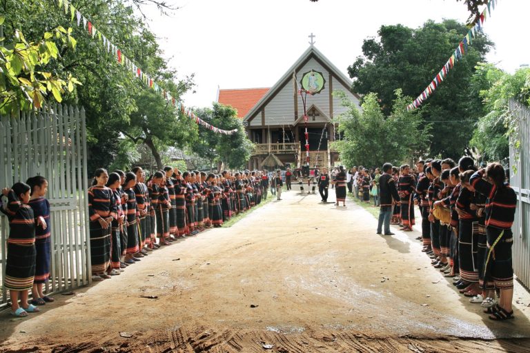 Giáo Phận Kontum : Thánh lễ nhận Giáo xứ Bon Ama Djơng – Hạt Ayun pa