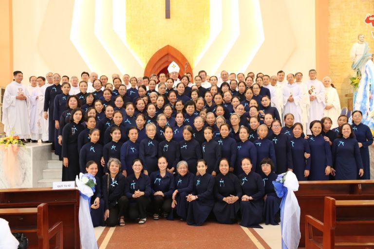 GIA ĐÌNH MẸ MARIA THĂM VIẾNG : THÁNH LỄ BẾ MẠC NĂM THÁNH
