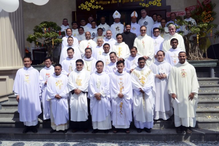 DÒNG THƯƠNG KHÓ CHÚA GIÊSU : MỪNG NHÀ MỚI !