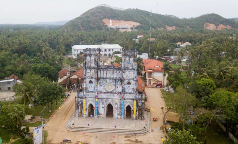 Nhà thờ Mằng Lăng nơi lưu giữ cuốn sách quốc ngữ đầu tiên