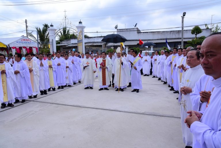 KHÁNH THÀNH NHÀ THỜ THƠM : KHÔNG CHỈ THỜ PHƯỢNG BÊN NGOÀI MÀ CÒN THỜ PHƯỢNG CHÚA TRONG NỘI TÂM CHÚNG TA