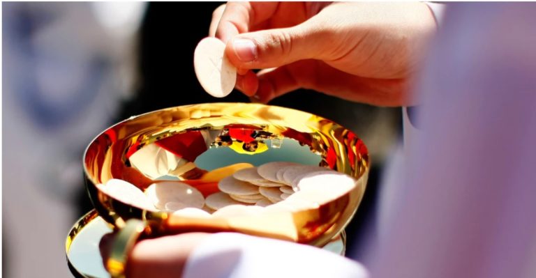 Linh mục từ chối rước lễ cho chính trị gia Ireland phá thai