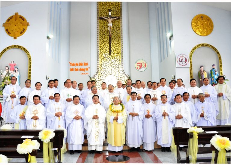 HỌ ĐẠO THÀNH TRIỆU : MỪNG KIM KHÁNH LINH MỤC CHA SỞ