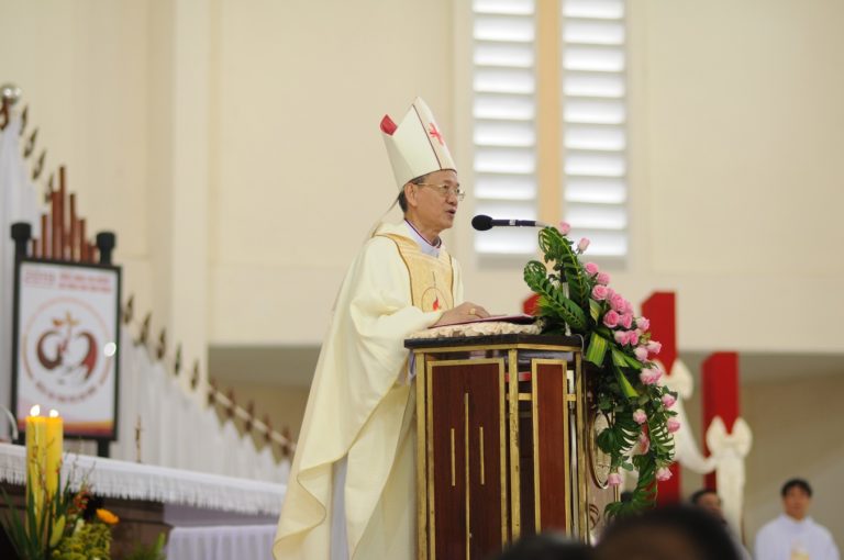 GIÁO PHẬN VĨNH LONG : THÁNH LỄ TRUYỀN DẦU