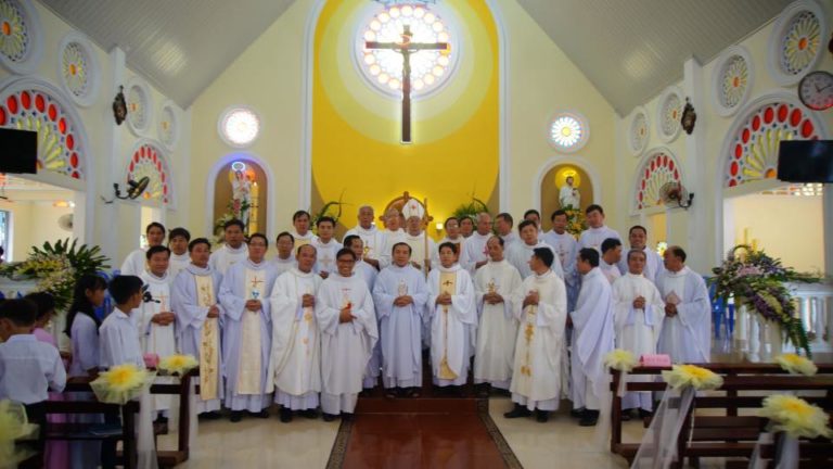 PHƯỚC HƯNG : KHÁNH THÀNH NHÀ THỜ – CUNG HIẾN BÀN THỜ