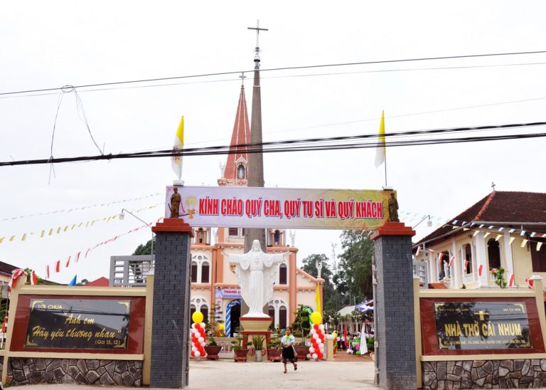 HỌ ĐẠO CÁI NHUM : MỪNG NGÂN KHÁNH LINH MỤC CỦA CHA SỞ GIOAN