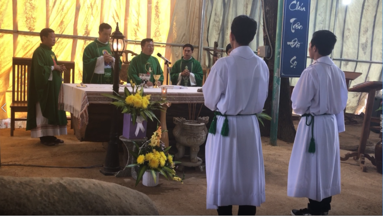 MỪNG HỒNG ÂN LINH MỤC DƯỚI CHÂN MẸ MĂNG ĐEN