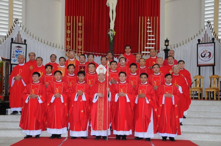 GIÁO PHẬN VĨNH LONG : THÁNH LỄ PHONG CHỨC LINH MỤC & TẠ ƠN HỒNG ÂN THÁNH CHỨC