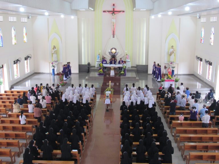 DÒNG MẾN THÁNH GIÁ CÁI MƠN : THÁNH LỄ AN TÁNG NỮ TU ANNA NGUYỄN THỊ CÂN