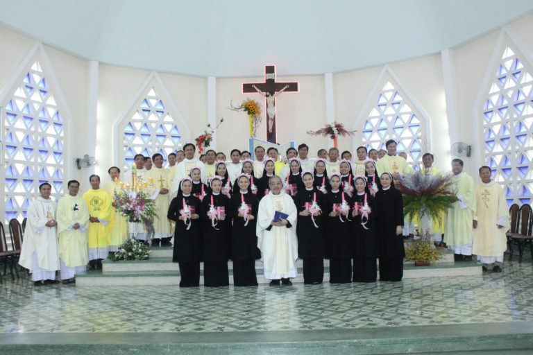 DÒNG MẾN THÁNH GIÁ THỦ THIÊM : THÁNH LỄ TIÊN KHẤN