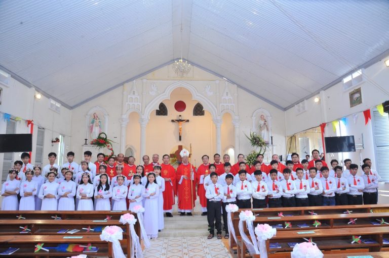 HỌ ĐẠO CỔ CHIÊN : THÁNH LỄ BAN BÍ TÍCH THÊM SỨC