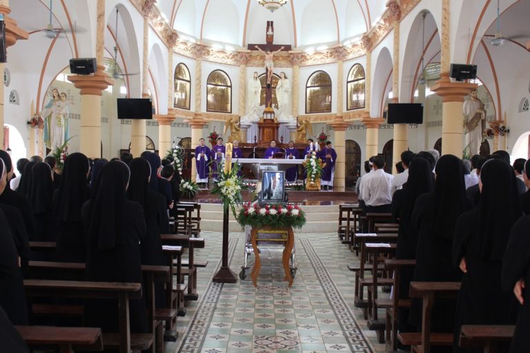 HỘI DÒNG MẾN THÁNH GIÁ CÁI NHUM  THÁNH LỄ AN TÁNG DÌ ANNA NGUYỄN THI KHIÊM