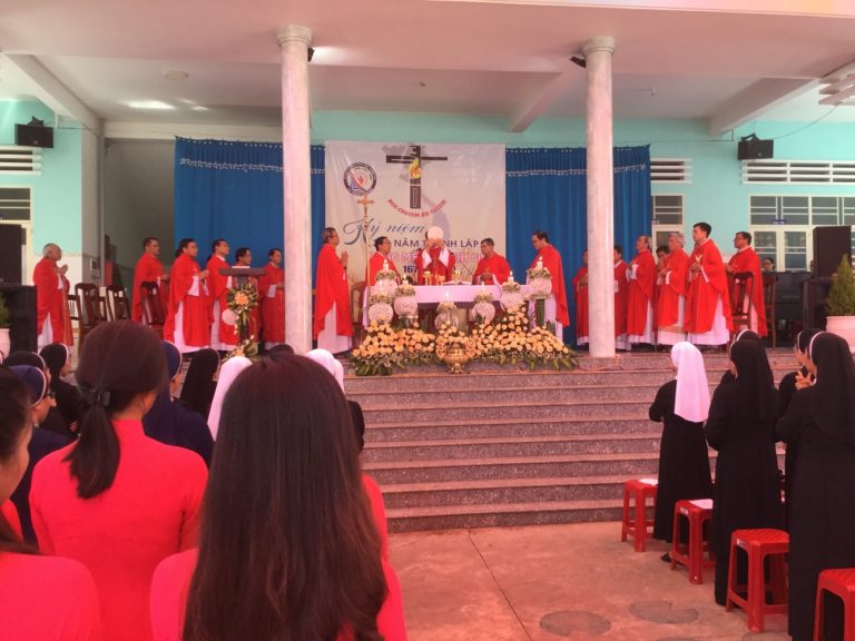 DÒNG MẾN THÁNH GIÁ QUY NHƠN PHỤC VỤ GIÁO PHẬN KONTUM MỪNG LỄ SUY TÔN THÁNH GIÁ