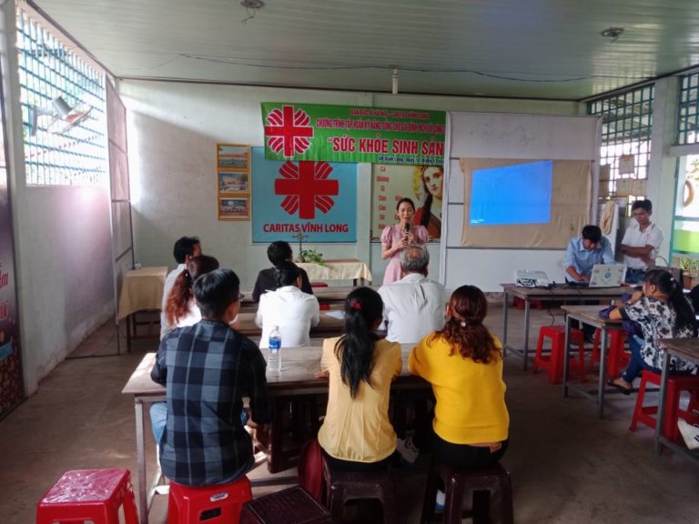 HỌ ĐẠO LÁCH : TẬP HUẤN VỀ SỨC KHỎE SINH SẢN CHO NGƯỜI NHIỄM H