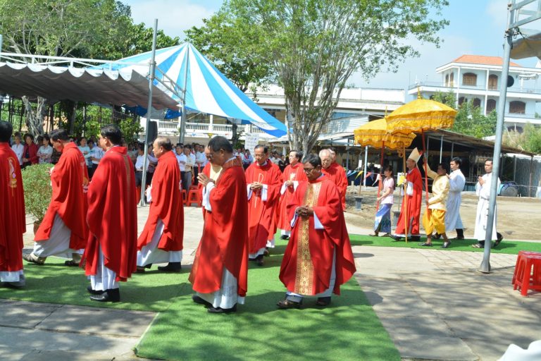 NGÀY TRUYỀN THỐNG QUỚI CHỨC GIÁO PHẬN VĨNH LONG : HÃY VÁC THẬP GIÁ MÌNH THEO TA