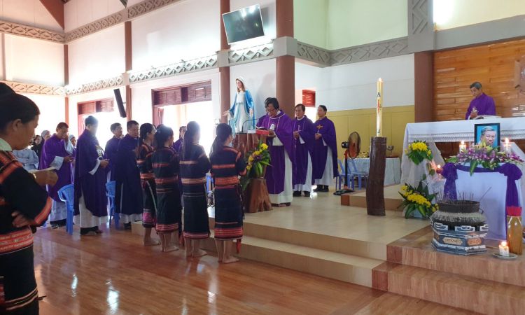 Thánh lễ cầu nguyện cho cha Gioan Baotixita Nguyễn Văn Phán CSsR tại Nhà Thờ Bon Ma Djơng: Trung tâm Truyền Giáo AJunPa
