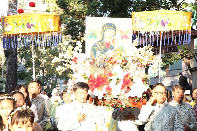 NGÀY THỨ HAI HÀNH HƯƠNG MINH NIÊN KÍNH MẸ HẰNG CỨU GIÚP : HỠI KẺ LÀM CON CÁI HÃY VÂNG PHỤC CHA MẸ TRONG CHÚA