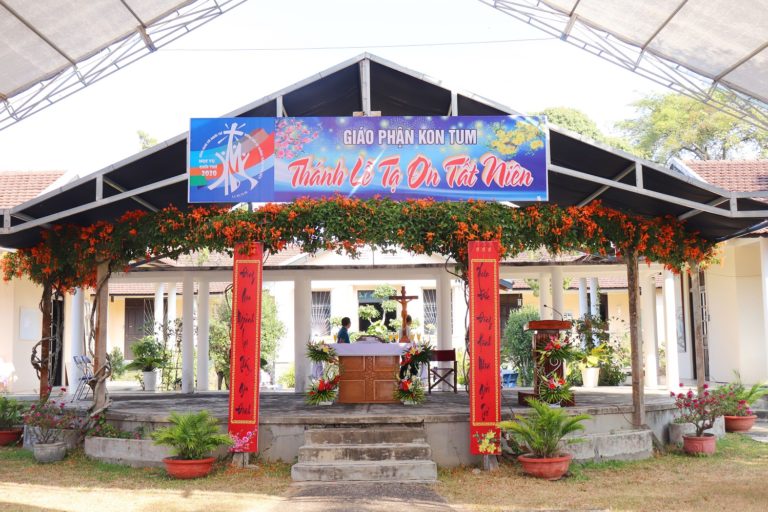 GIA ĐÌNH GIÁO PHẬN KONTUM : THÁNH LỄ TẤT NIÊN