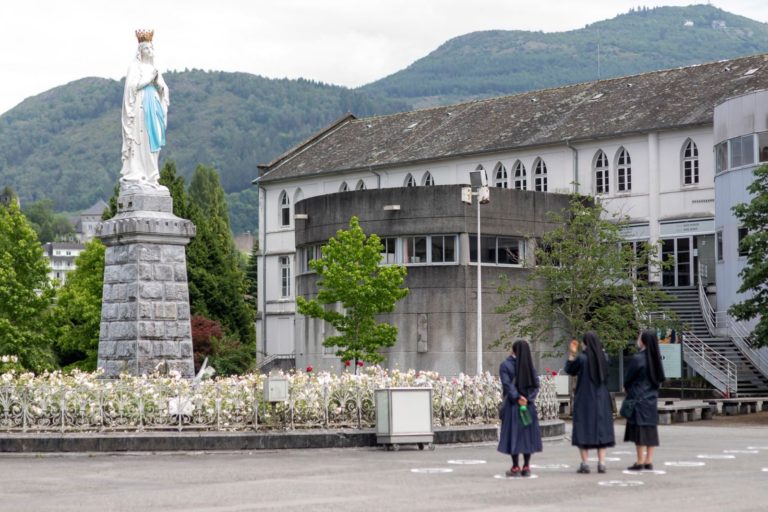 Đền thánh Lộ Đức mở cửa lại một phần