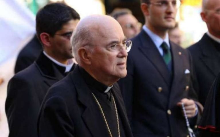 Đức Tổng Vigano tố cáo Đức Hồng Y Sarah vì biến Ngài thành ‘nguy hại’ trước lá thư liên quan đến coronavirus