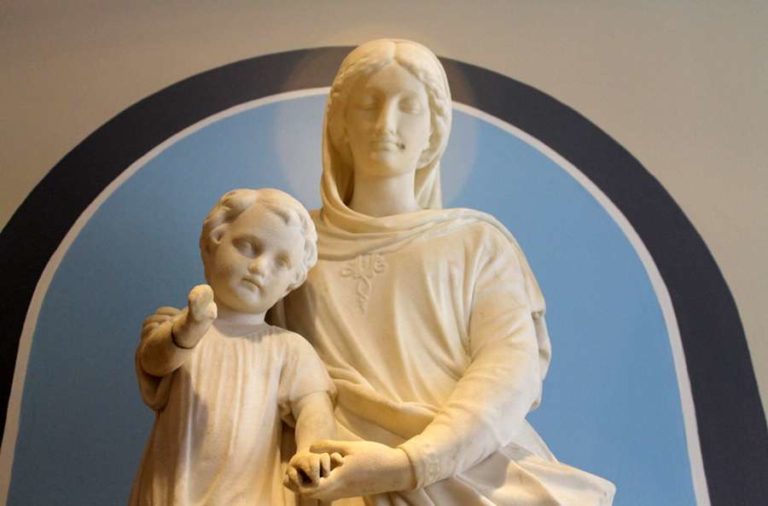 Câu chuyện về bức tượng ngăn bệnh dịch ở đại học Mỹ