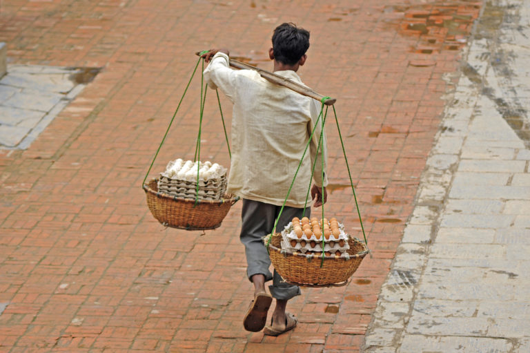 Tại sao chúng ta phải tỏ ra quyền lực với người nghèo?