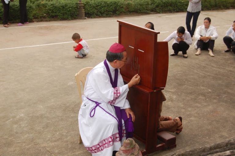 Bí mật nghề nghiệp và bí mật tòa giải tội khác nhau như thế nào?