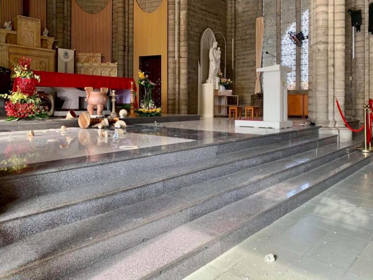 Người Phụ Nữ Phá Khoá Cổng, Đột Nhập Vào Nhà Thờ Đập Phá