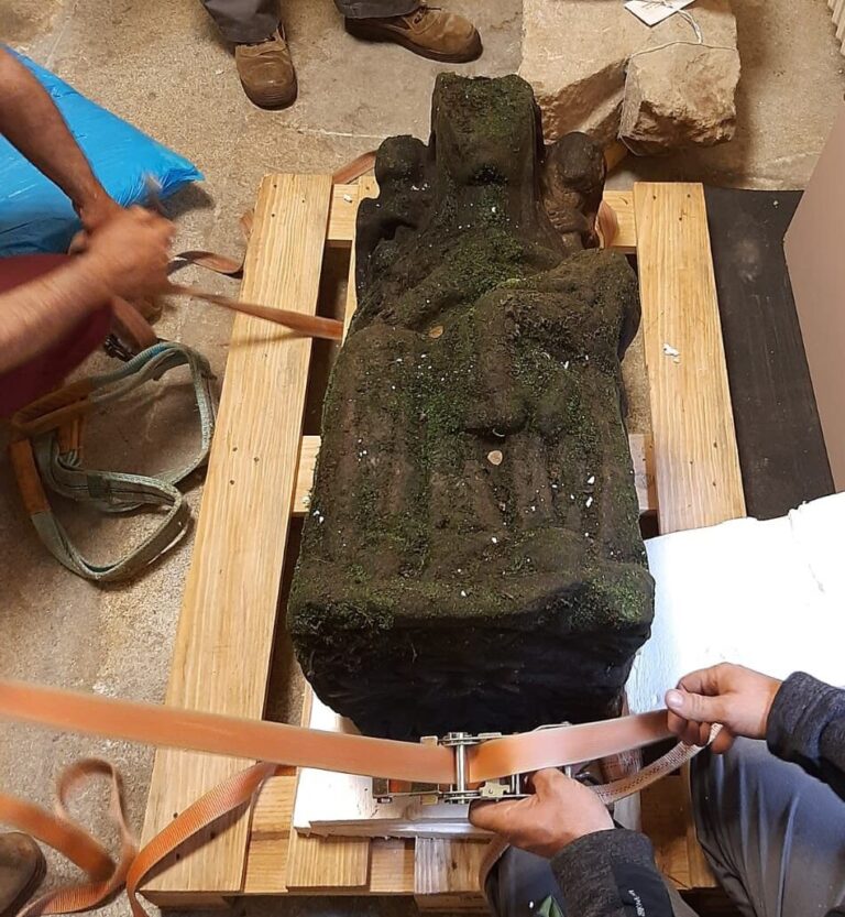 Tìm thấy tượng đá cổ hơn 700 năm Ðức Mẹ và Chúa Hài Ðồng