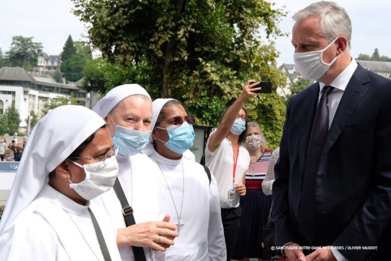 Bộ trưởng Kinh tế Pháp thăm Đền thánh Lộ Đức