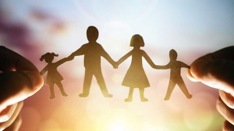 Làm cha mẹ thời nay có khó không?