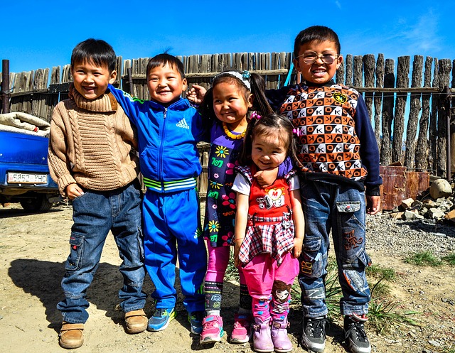 Sẻ chia với trẻ em nghèo ở Lào và Mông Cổ