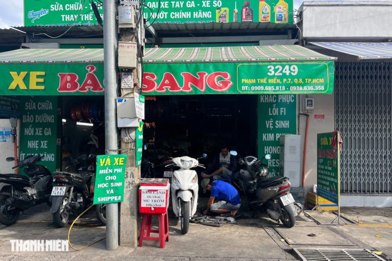 Sài Gòn nghĩa tình: Biết tiền khó kiếm, vẫn vá xe miễn phí cho shipper