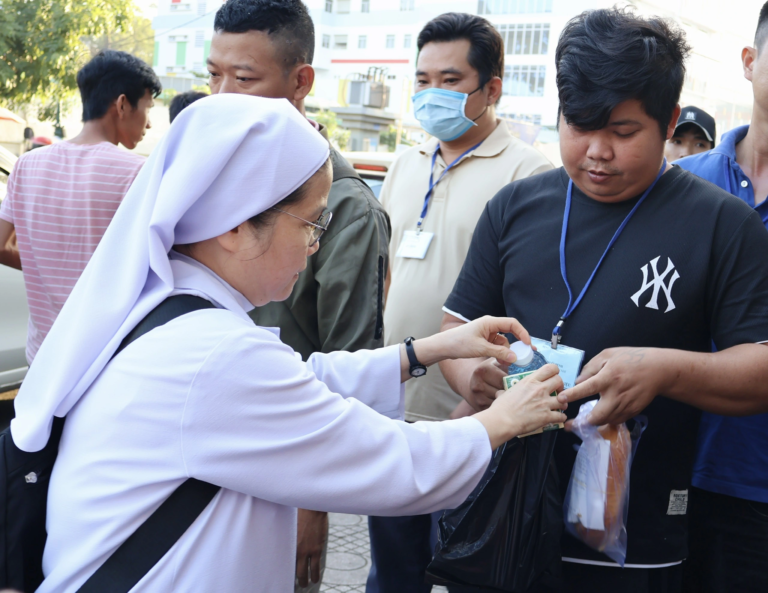 Sài Gòn nghĩa tình: Trước Bệnh viện Nhi đồng 1 có ‘bánh mì của dì Bích Nga dòng Thánh Phaolô Sài Gòn’