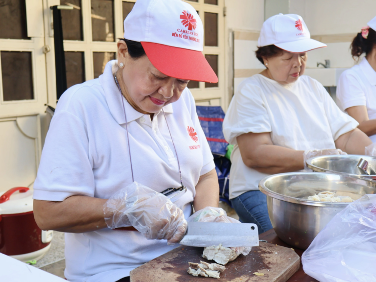Bữa cơm nhà thờ đậm vị tử tế ở Sài Gòn, khiến người nhận khóc vì được thương